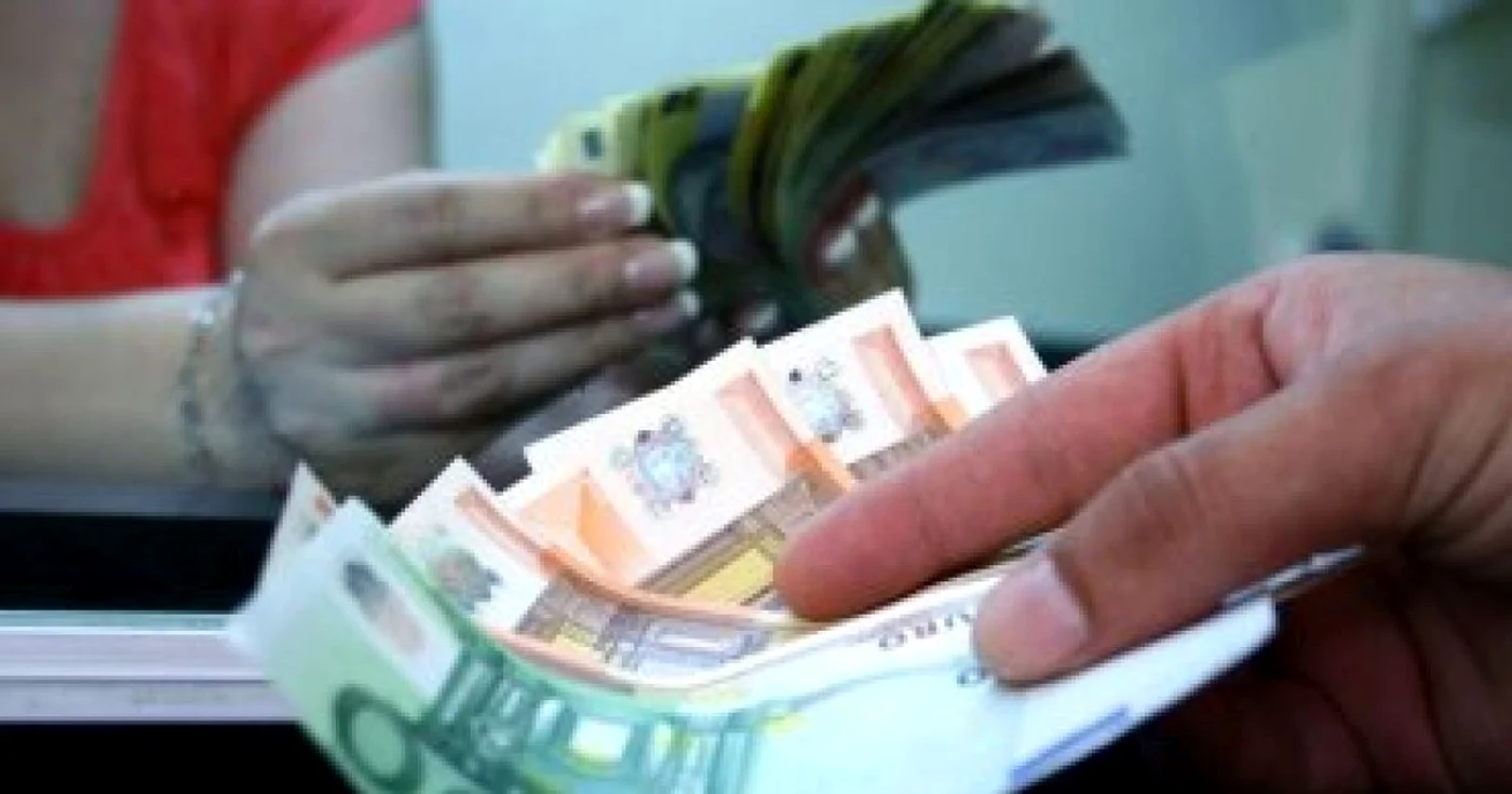 Leul a început anul cu o apreciere faţă de euro