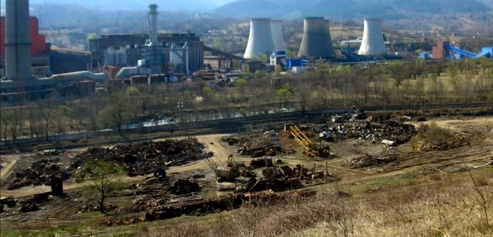 Septembrie 2020. Ultimele rămăşiţe ale Minei Paroşeni. Pe celălalt mal al Jiului se vede Termocentrala Paroşeni. FOTO: Racky Constantin.