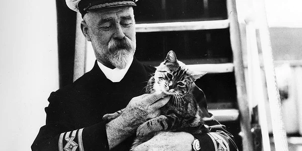 Comandantul AJ Hailey cu pisica lui pe RMS Empress of Canada FOTO Wikipedia jpg