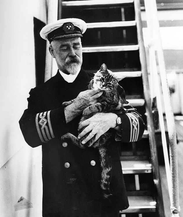 Comandantul AJ Hailey cu pisica lui pe RMS Empress of Canada FOTO Wikipedia