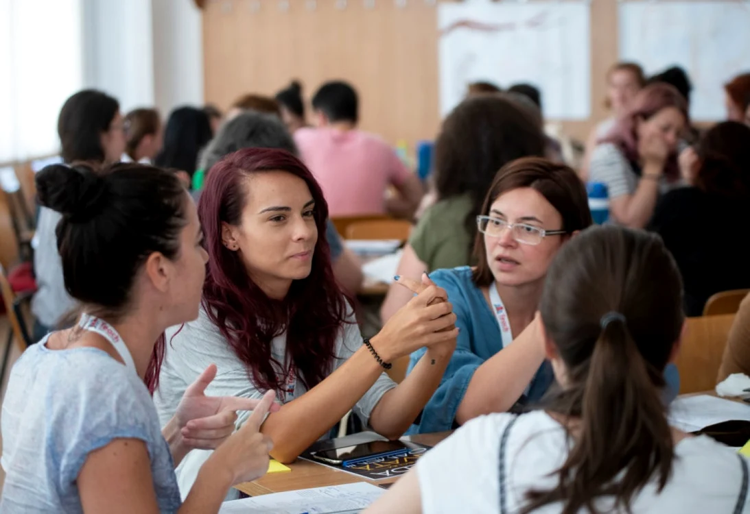 Alina Anghel(în centrul imaginii) este din 2019 învăţătoare la şcoala din comuna Cornetu FOTO Teach for Romania
