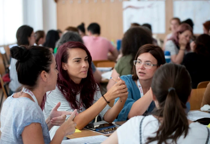 Alina Anghel(în centrul imaginii) este din 2019 învăţătoare la şcoala din comuna Cornetu FOTO Teach for Romania