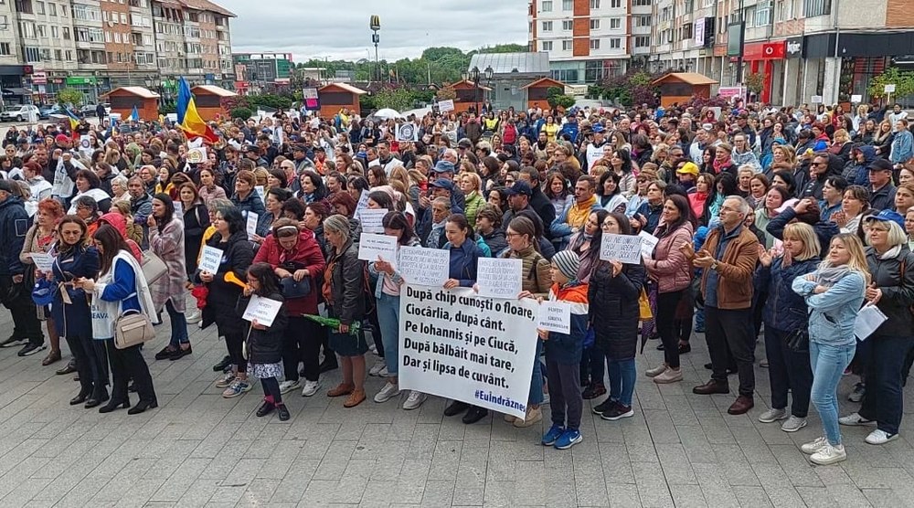 Protestul profesorilor continuă în județul Suceava. Ei refuză să se întoarcă la ore și spun că au fost trădați de lideri FOTO 