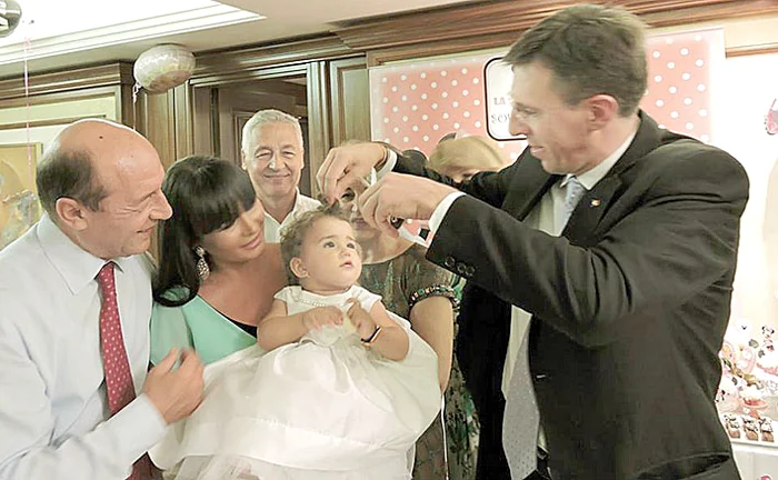 Naşul îi taie o şuviţă  de păr şi îi rupe  turta deasupra capului