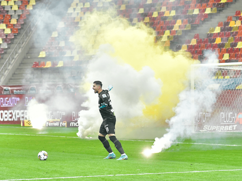 Haos în Gara de Nord și pe stadion: suporterii Petrolului au aruncat cu fumigene 