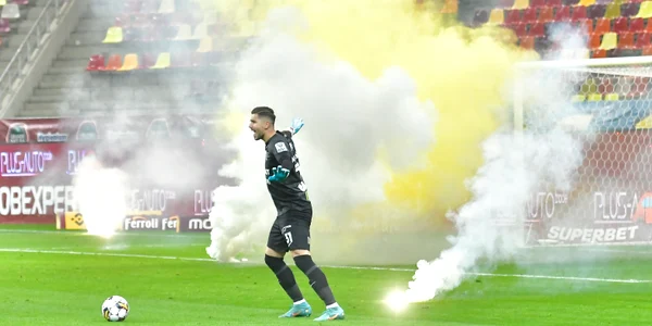 Horatiu Alexandru Moldovan printre fumigenele aruncate pe teren FOTO SportPictures