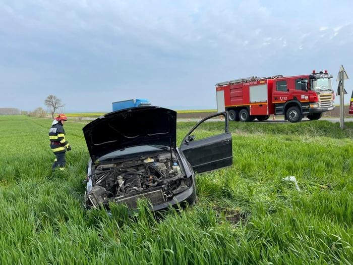 Maşina răsturnată pe câmp FOTO ISU Prahova