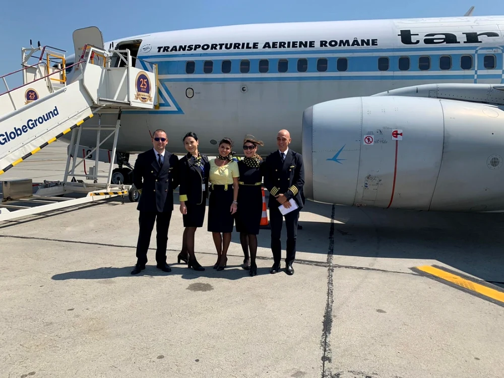 Dan Voica, pilot Tarom - ultimul zbor (primul din dreapta)