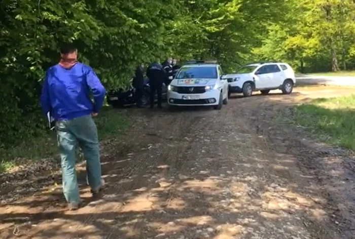 La o zi după teribilul accident de vânătoare, poliţiştii Serviciului Arme Bihor au "periat" întreaga pădure. FOTO: Horia Dumitraş