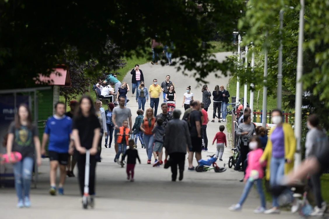 Oamenii, dornici de plimbări după redeschiderea parcurilor din sectorul 2 FOTO Mediafax