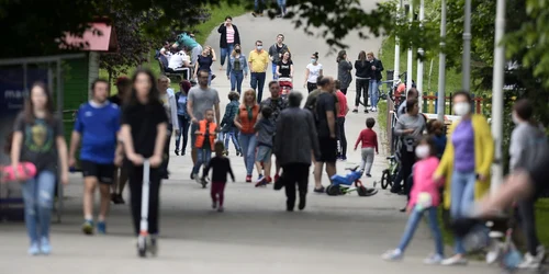 Parcuri redeschise in sectorul 2 din Bucuresti - oamenii se plimba duminica 10 mai 2020 FOTO Mediafax