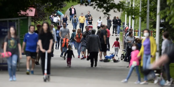 Parcuri redeschise in sectorul 2 din Bucuresti - oamenii se plimba duminica 10 mai 2020 FOTO Mediafax 