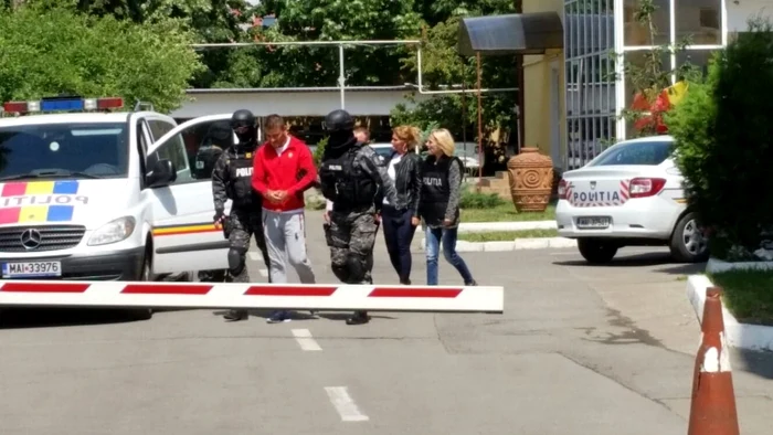 Percheziţiile au loc la opt adrese din judeţul Giurgiu. Trei suspecţi, printre care se află şi o femeie, au fost adusi cu mascaţii la sediul IJP Prahova pentru a fi audiaţi