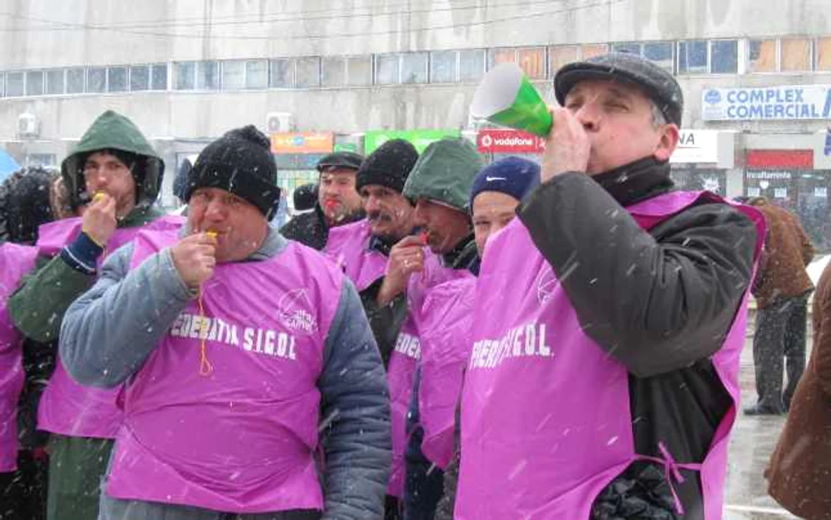 Sindicalliştii au fost înarmaţi cu fluiere la protestul de astăzi