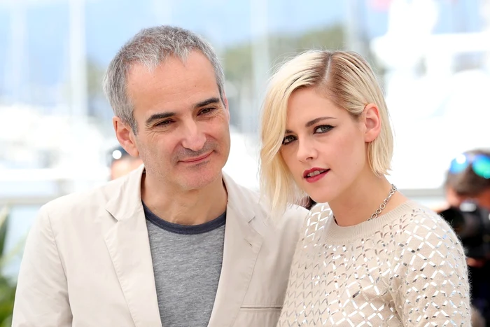 Regizorul francez Olivier Assays şi actriţa americană Kristen Stewart, pe covorul roşu de la Cannes 2016 FOTO Guliver/Getty Images