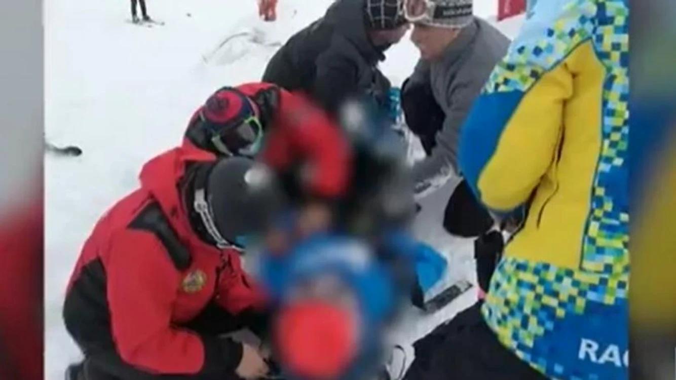 
    Victima a căzut brusc din telescaun și din primele cercetări se pare că a suferit un infarctFoto: hepta/antena3.ro  