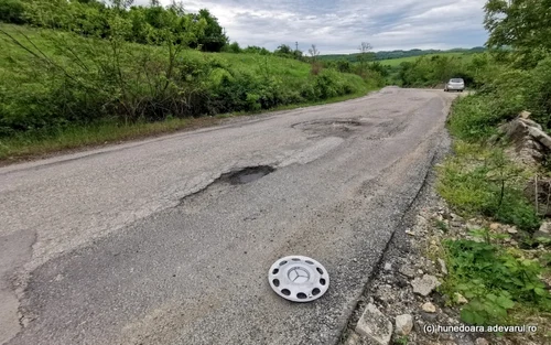 drumul de pe malul lacului cincis foto daniel guta adevarul