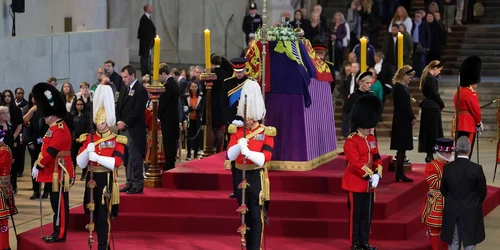 sicriul Reginei Elisabeta vegheat de nepoti Printul William, Printul Harry, Printesa Eugenie, Printesa Beatrice, Peter Philips, Zara Tindall, Louise si James (1) jpg