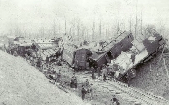 Accident feroviar, la Ciurea, 1917. Sursa foto: Radu Bellu, Catastrofe si sabotaje feroviare in Romania [1860 - 1980]