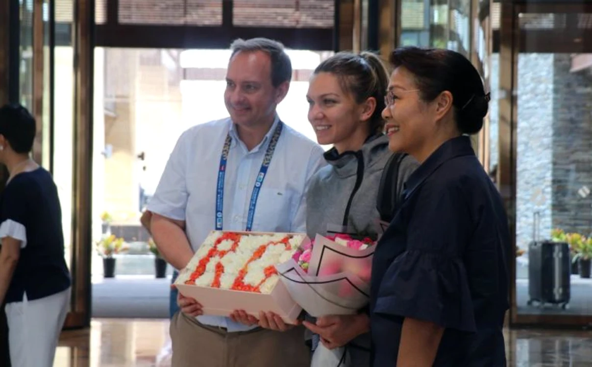 
    Simona Halep, la sosirea pe aeroportul din WuhanFOTO: Wuhan Open  
