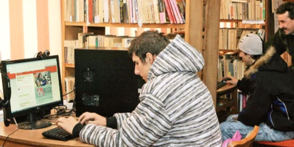 Locuitorii din Băbeni nu se mai pot dezlipi de calculatoarele oferite de magnatul american 