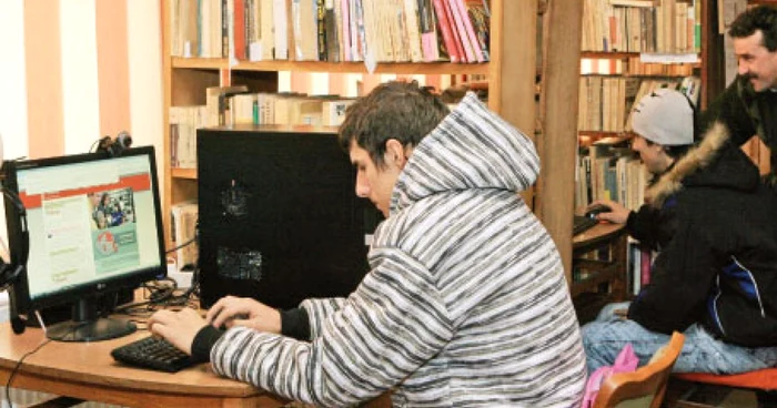 Locuitorii din Băbeni nu se mai pot dezlipi de calculatoarele oferite de magnatul american
