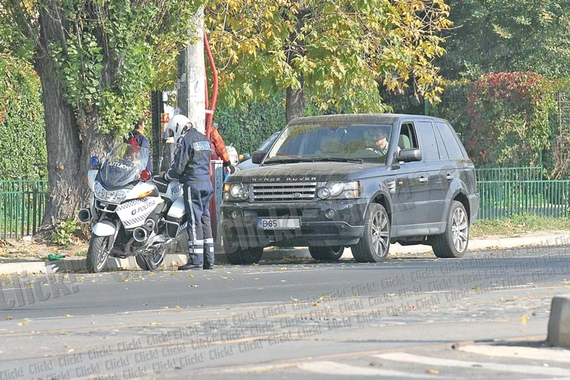 
    Este oprit de poliţie  după două străzi  