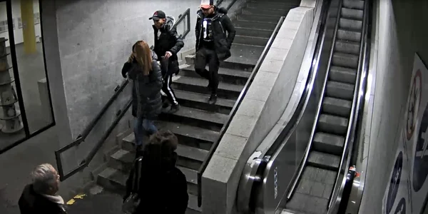 Hoţi de buzunare operând în centrul din Râmnicu Vâlcea surprinşi de camerele de luat vederi Foto Adevărul 