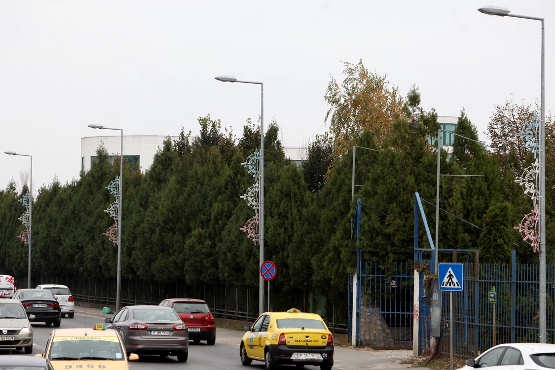 Ghirlandele de la intrarea în București dinspre Pipera au formă de fulg de nea în culorile roșu, alb și albastru