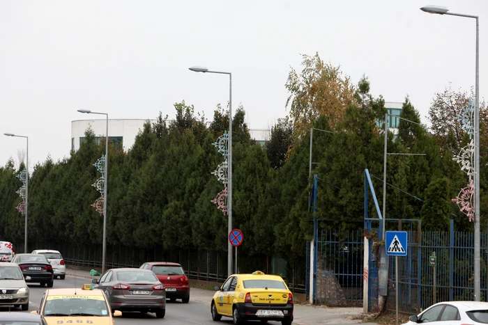 Ghirlandele de la intrarea în București dinspre Pipera au formă de fulg de nea în culorile roșu, alb și albastru