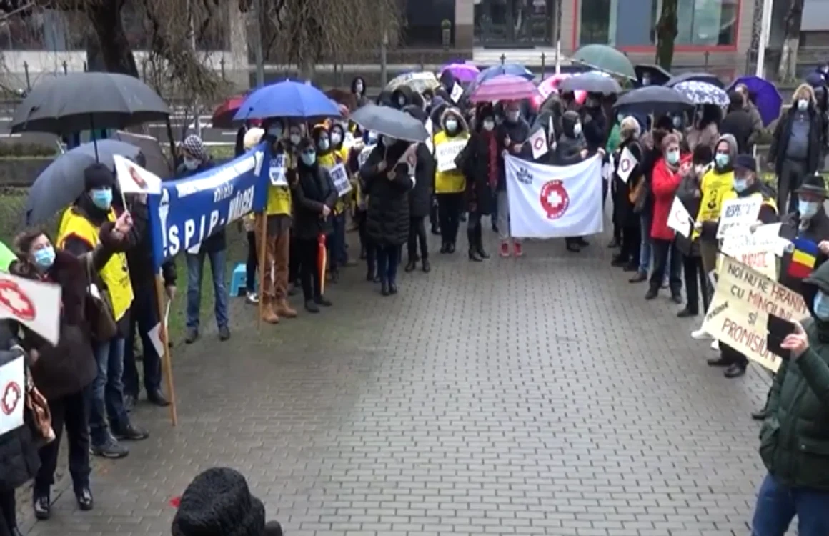 Pichetarea Prefecturii Vâlcea de către membrii sindicatelor din sănătate şi învăţământ din cauza îngheţării salariilor Foto Adevărul