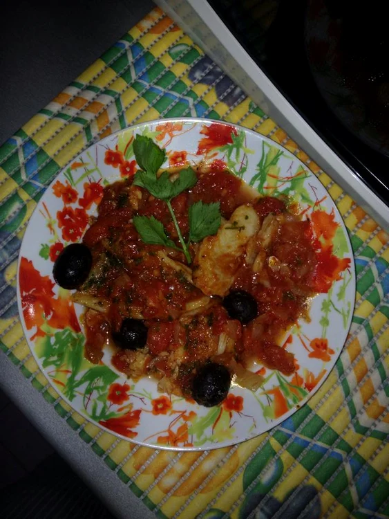 
    Tocăniţă de peşte cu sos de roşii şi măsline  