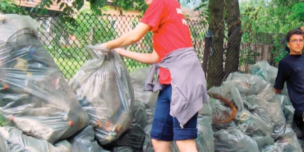 Razia voluntarilor: un sac de gunoi  pe minut