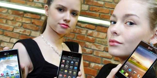 Cele trei „telefoanele inteligente“ vor fi prezentate săptămâna viitoare la Barcelona.
