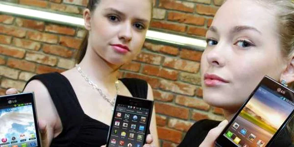 Cele trei „telefoanele inteligente“ vor fi prezentate săptămâna viitoare la Barcelona.