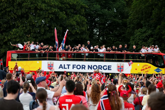 Norvegienii au participat la o paradă într-un autobuz cu etaj (Foto: EPAImages)