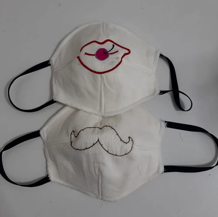 Măștile făcute de Ștefan sunt decorate cu mici broderii ce vor să inspire o stare mai optimistă în lupta cu coronavirusul