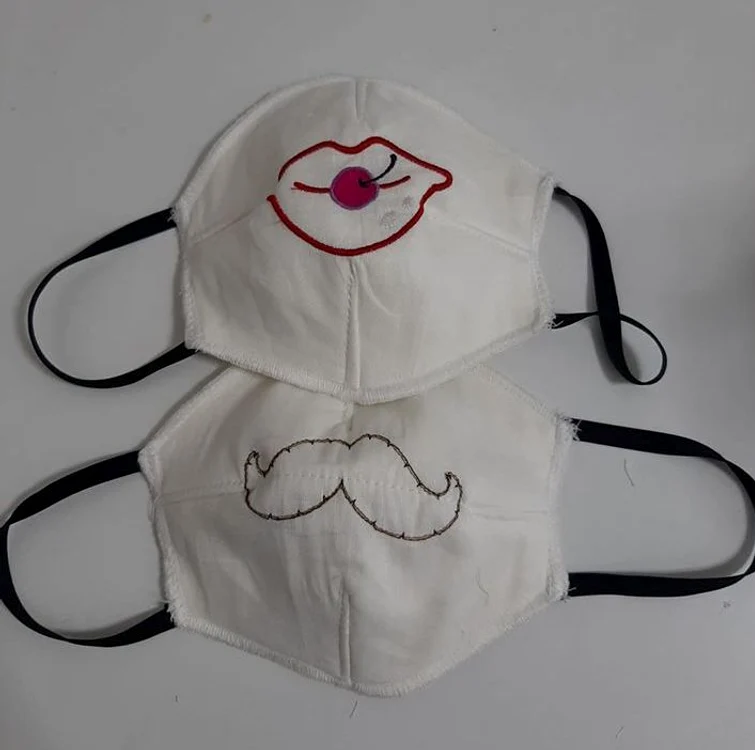 Măștile făcute de Ștefan sunt decorate cu mici broderii ce vor să inspire o stare mai optimistă în lupta cu coronavirusul