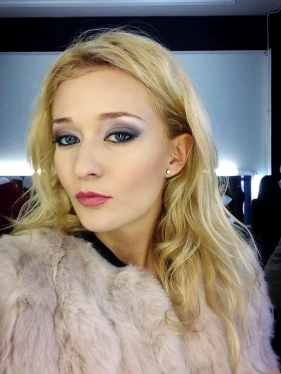 Blonda lui Tuncay este o fată foarte cochetă