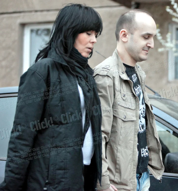 Mariana şi  Cristi s-au  despărţit  recent, dar  bruneta  îi mai dă  târcoale