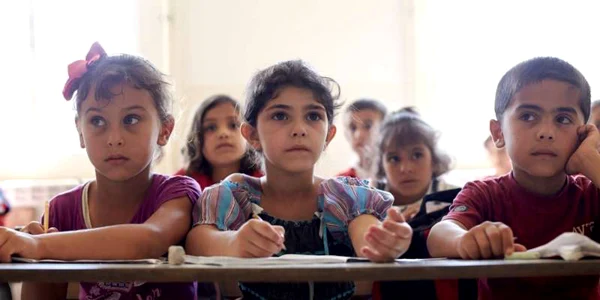 Copii refugiati asteptati la scoala in Grecia FOTO greekreporter.com