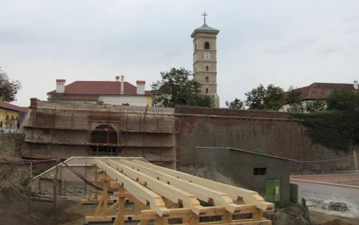 Podul de lemn este în faza de construcţie