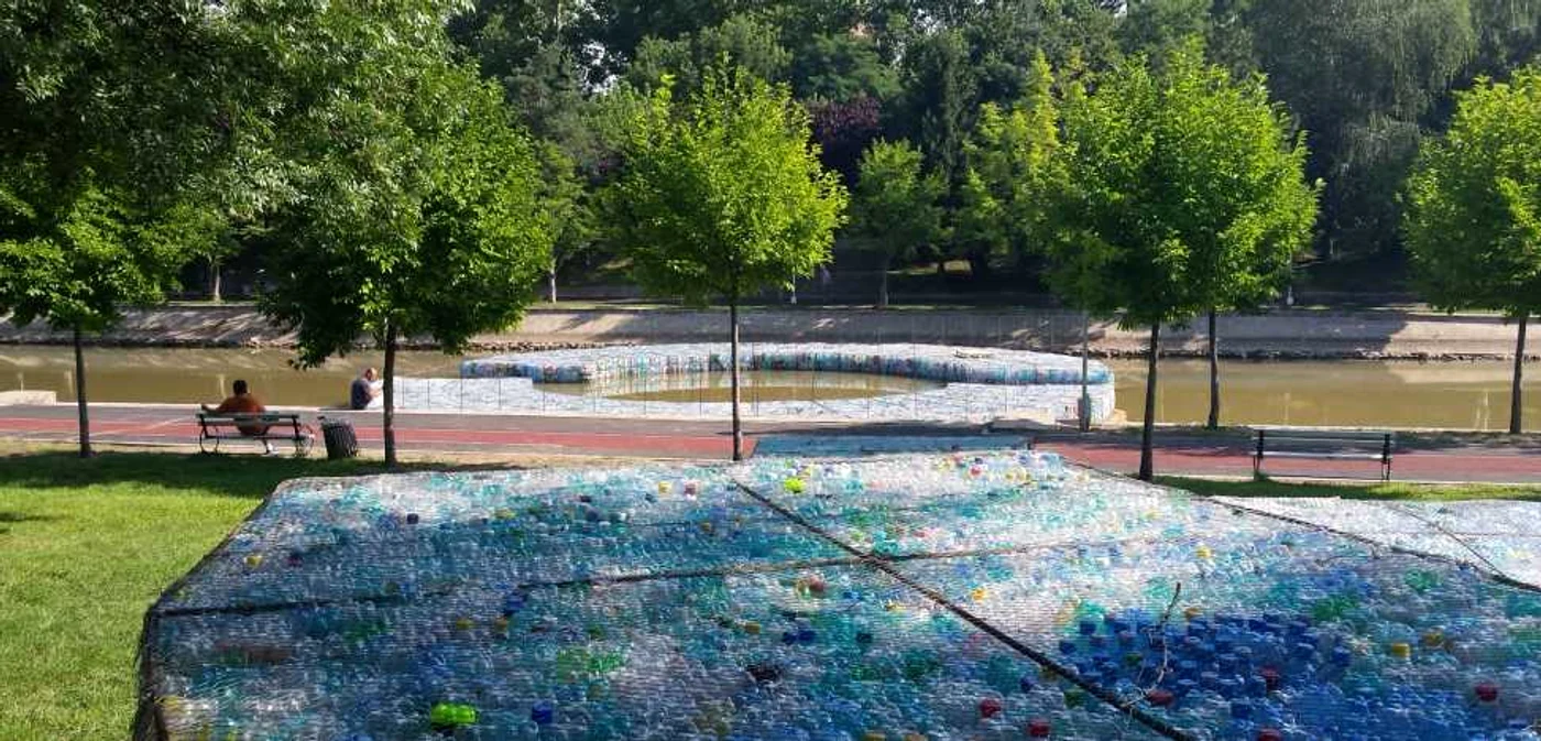 Peste 100.000 de sticle au fost folosite la construirea celui mai mare pod de PET-uri din lume