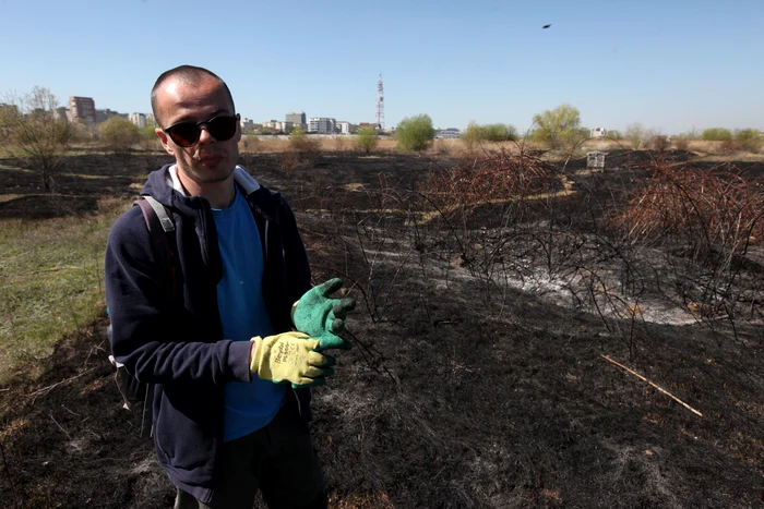 Biologul Vlad Cioflec a găsit o cauză posibilă a incendiului. Foto: Sever Gheorghe