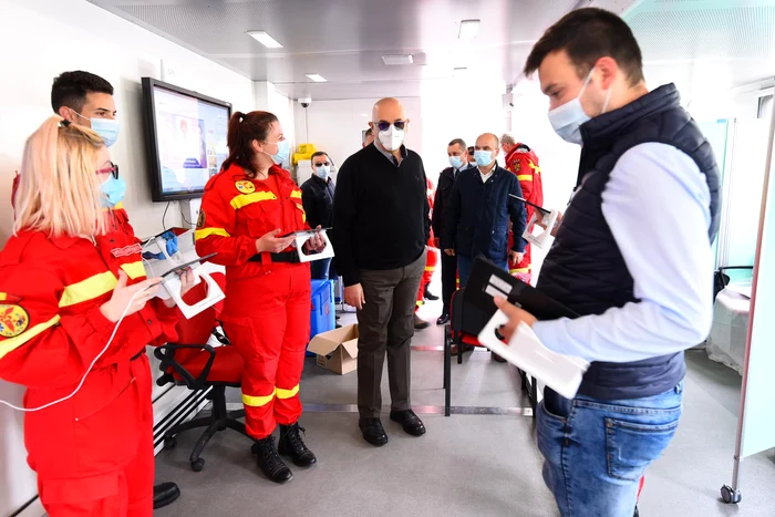 Raed Arafat a vaccinat oamenii dintr-o comună din MureșFoto: Facebook