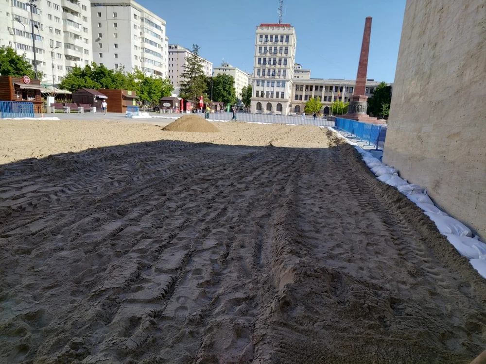 Zeci de maşini de nisip au fost aduse în centrul oraşului  FOTO: ştefan Borcea