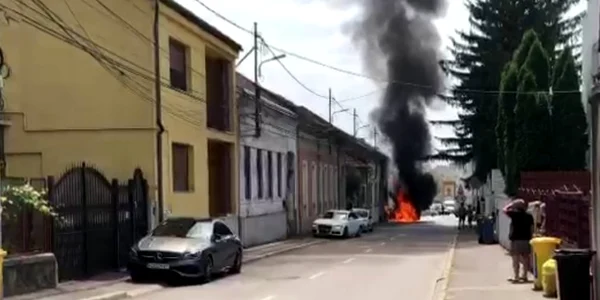 autoturism mistuit de flacari