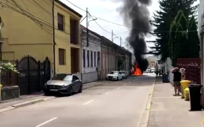 Autoturism mistuit de flăcări în centrul Devei. Facebook.