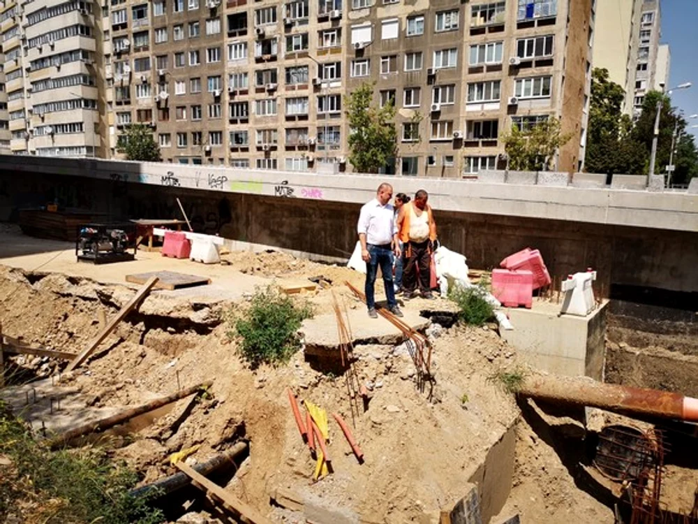 
    Constructorii i-au arătat primarului Radu Mihaiu că se muncește la finalizarea lucrărilor de utilități  