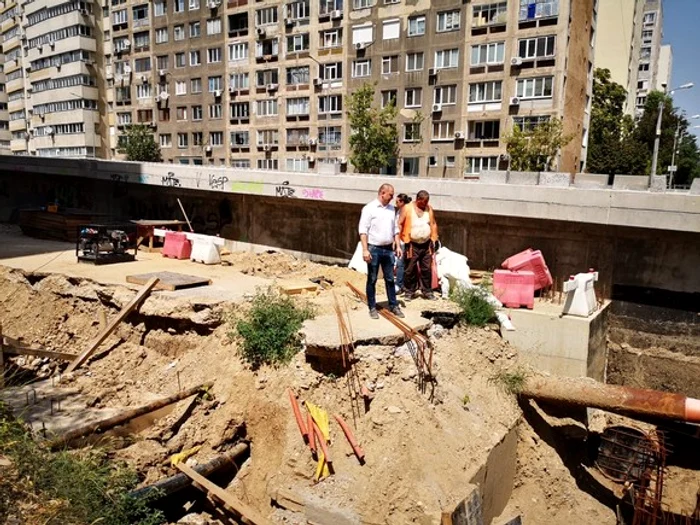 Constructorii i-au arătat primarului Radu Mihaiu că se muncește la finalizarea lucrărilor de utilități